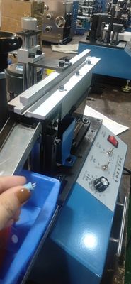 Maschine zum Schneiden von Komponenten, die mit Blei verbaut werden